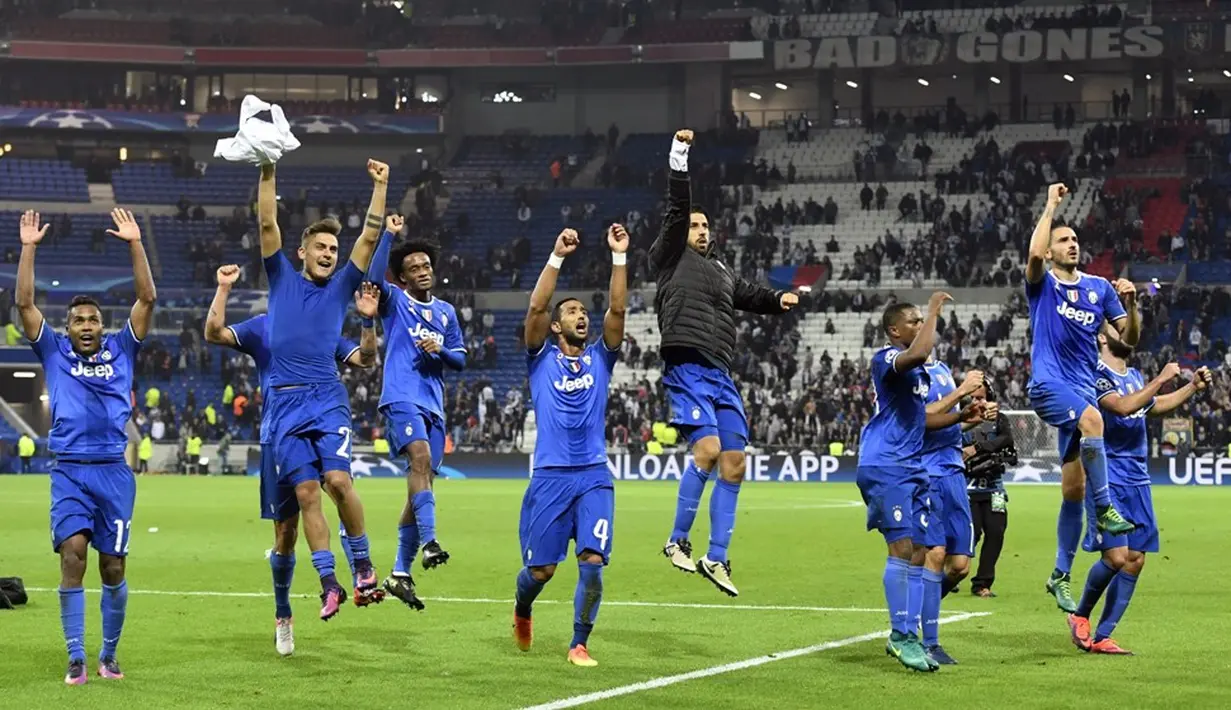 Pemain Juventus merayakan kemenangan atas Olympique Lyon dalam laga Grup H Liga Champions di Stade de Lyon, Prancis, Rabu (19/10/2016) dini hari WIB. (AFP/Philippe Desmazes)