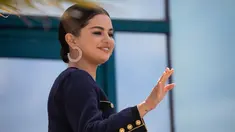 Penyanyi Selena Gomez menyapa penggemarnya saat tiba menghadiri pemotretan untuk film 'The Dead Don't Die' di festival film internasional ke-72, Cannes, Prancis selatan (15/5/2019). (AP Photo/Vianney Le Caer)