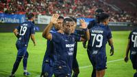 Gelandang Persita Tangerang, Eber Bessa, mencetak gol ketika timnya bermain imbang 1-1 kontra Bali United di Stadion&nbsp;Kapten I Wayan Dipta, Gianyar pada laga pekan ke-25 BRI Liga 1, Minggu (2/3/2024) malam WIB. (Bola.com/Alit Binawan)