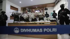 Barang bukti diperlihatkan saat rilis Pengungkapan Kasus Teroris dan Gelar BB di Divhumas Polri, Jakarta, Kamis (22/6). Tim Densus 88 anti teror mengamankan 41 orang diduga kaki tangan dari teroris bom Kampung Melayu. (Liputan6.com/Faizal Fanani)