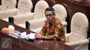 Adhar Hakim saat mengikuti Fit and Proper Test dengan Komisi II DPR untuk menjadi pimpinan Ombudsman RI di Gedung DPR RI, Jakarta, Selasa (26/1/2016). Adhar merupakan kepala perwakilan Ombudsman di NTB. (Liputan6.com/Johan Tallo)