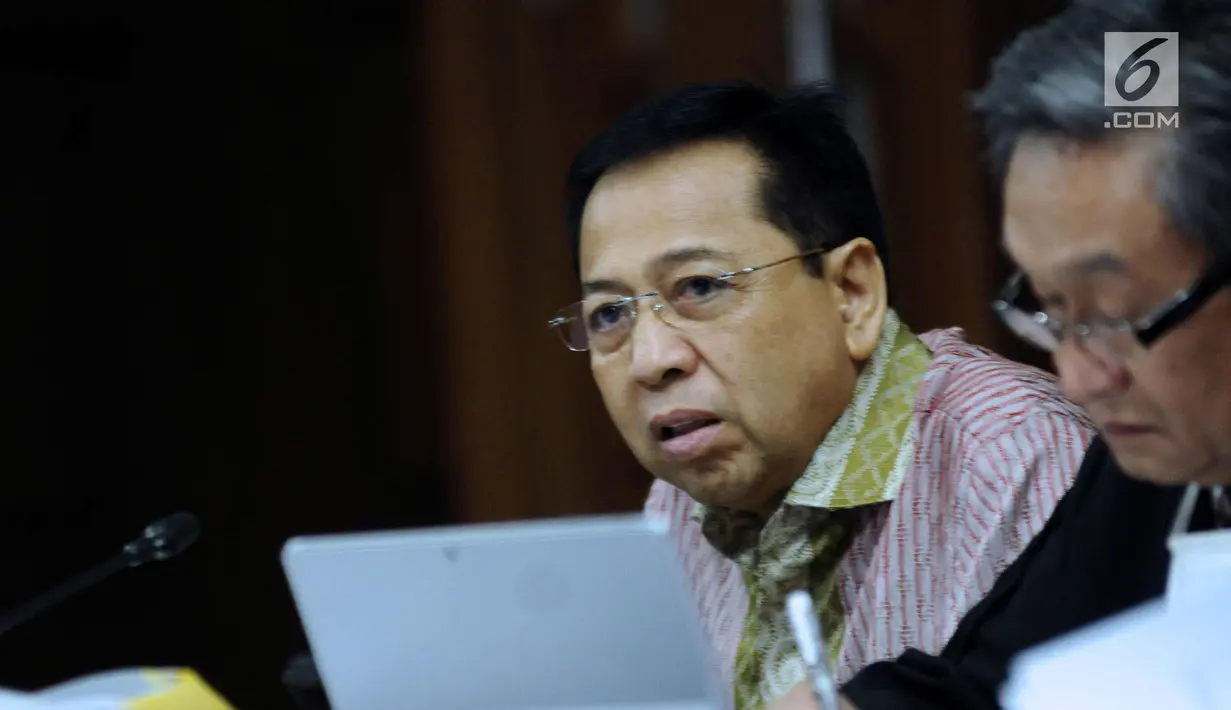 Terdakwa dugaan korupsi proyek e-KTP, Setya Novanto menyimak keterangan saksi pada sidang lanjutan di Pengadilan Tipikor, Jakarta, Senin (5/3). Sidang mendengar keterangan saksi diantaranya, Irvanto Hendra Pambudi. (Liputan6.com/Helmi Fithriansyah)