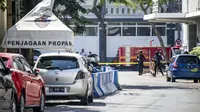 Aparat kepolisian menutup jalan setelah serangan bom bunuh diri di Polrestabes Surabaya, Jawa Timur, Senin (14/5). Pelaku yang mengendarai motor meledakan bom di depan Polrestabes Surabaya, tepat di pintu masuk. (AFP/JUNI KRISWANTO)