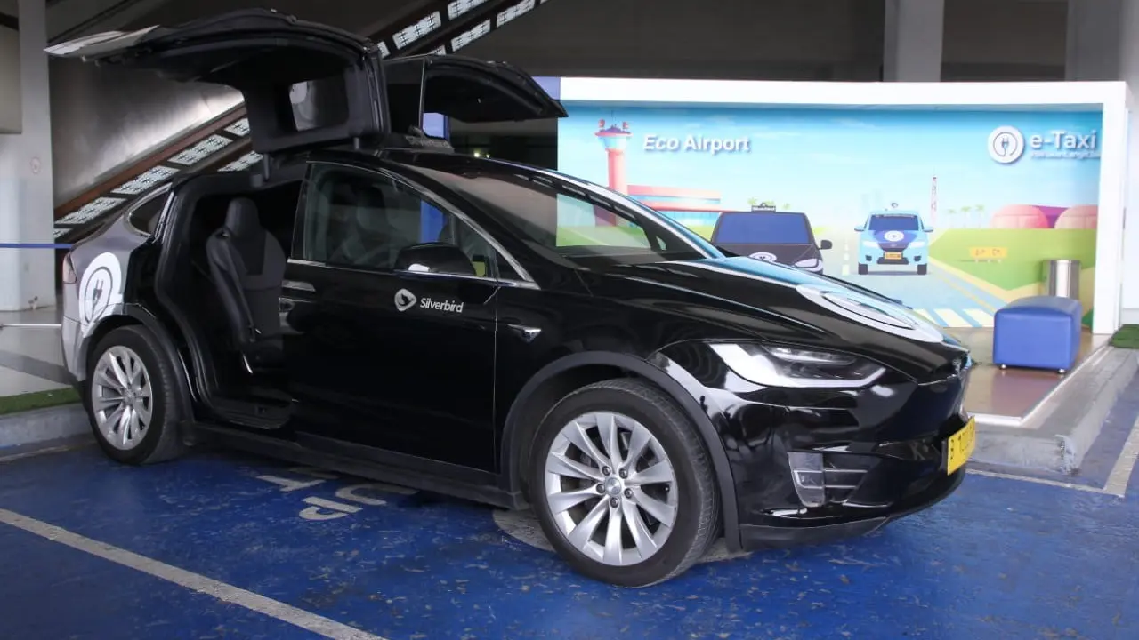 Taksi Tesla di Bandara Soekarno-Hatta