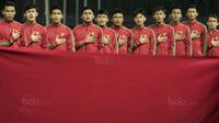 Para pemain Timnas Indonesia U-19 menyanyikan lagu Indonesia Raya sebelum melawan Kamboja U-19 pada laga persahabatan di Stadion Patriot, Bekasi, Rabu (4/10/2017). Indonesia menang 2-0 atas Kamboja. (Bola.com/Vitalis Yogi Trisna)