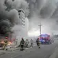 Petugas pemadam kebakaran berusaha memadamkan api di pusat logistik yang rusak setelah penembakan di Kiev, Ukraina, Kamis (3/3/2022). Rusia telah meluncurkan serangan jarak jauh ke Ukraina, menghantam kota dan pangkalan dengan serangan udara atau penembakan. (AP Photo/Efrem Lukatsky)