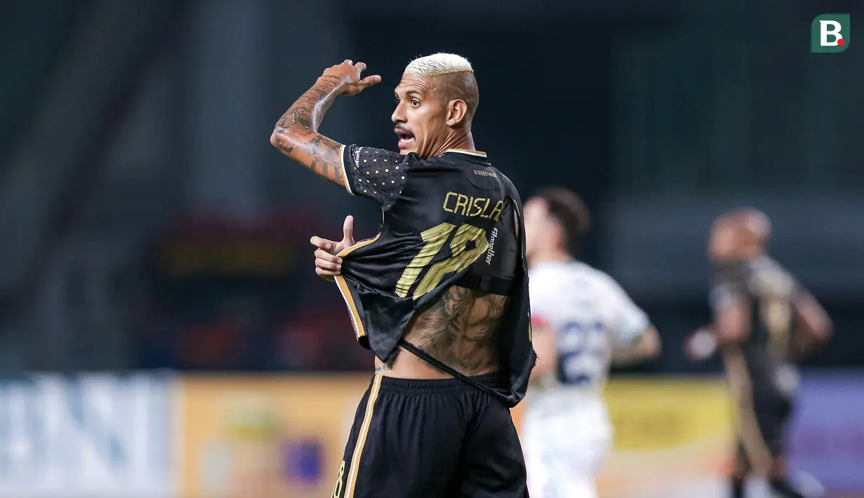 Pemain Bhayangkara FC, Crislan Henrique menunjukkan jerseynya yang robek saat laga lanjutan BRI Liga 1 2023/2024 antara Bhayangkara FC melawan Persib Bandung di Stadion Patriot Candabhaga, Bekasi, Sabtu (23/09/2023). (Bola.com/Bagaskara Lazuardi)