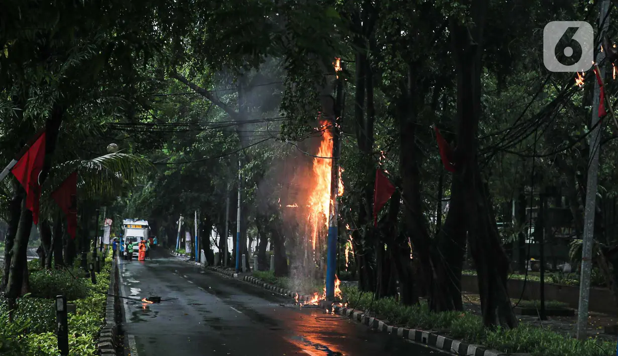 Kebakaran terjadi ketika cuaca sedang diguyur hujan deras, dan diduga karena hubungan pendek arus listrik. (Liputan6.com/Faizal Fanani)