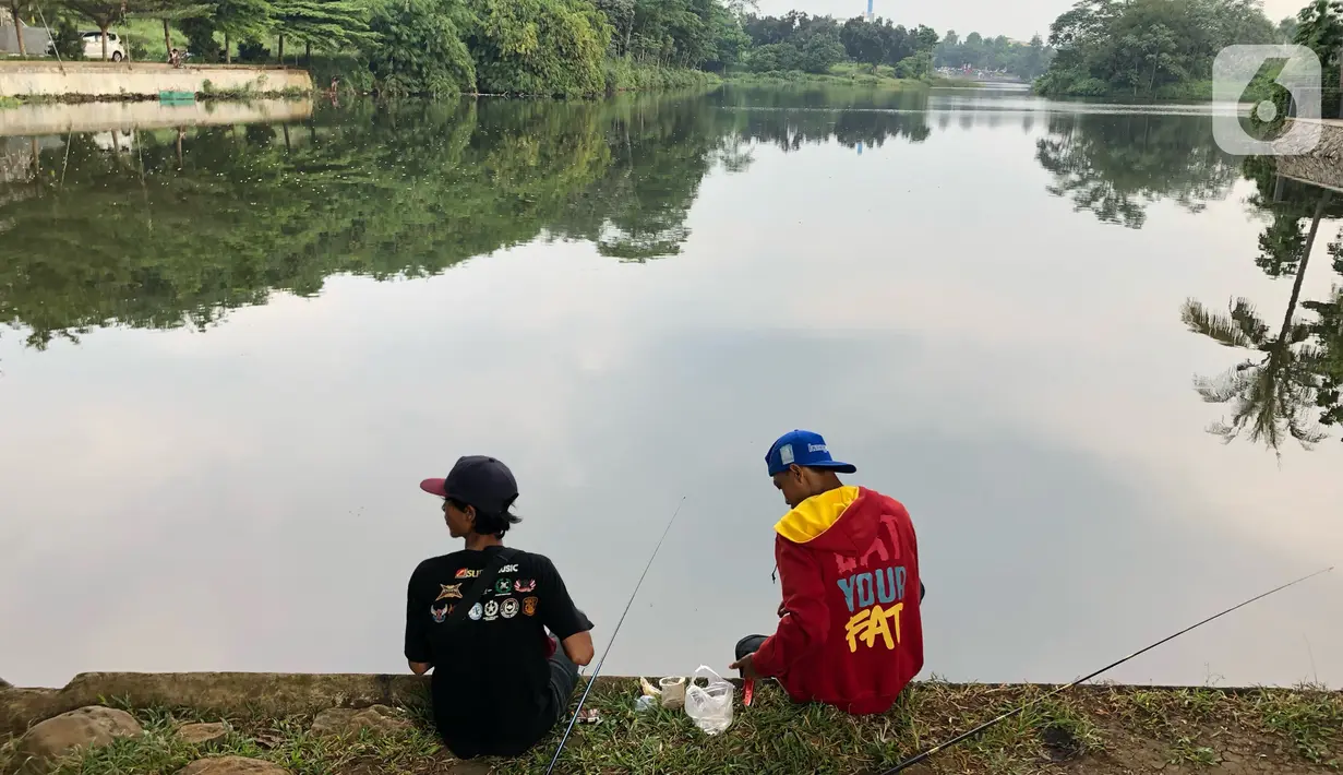 Warga beraktivitas di sekitar Setu Cibinong, Jawa Barat, Kamis (11/6/2020). Meskipun spanduk larangan penutupan telah dipasang, namun sebagian warga tetap nekat beraktivitas di kawasan tersebut untuk memancing ikan atau berekreasi. (Liputan6.com/Immanuel Antonius)