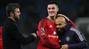 Hasil ini membuat skuad asuhan Michael Carrick naik ke peringkat keempat klasemen sementara dengan koleksi 48 poin. (AFP/Paul Ellis)