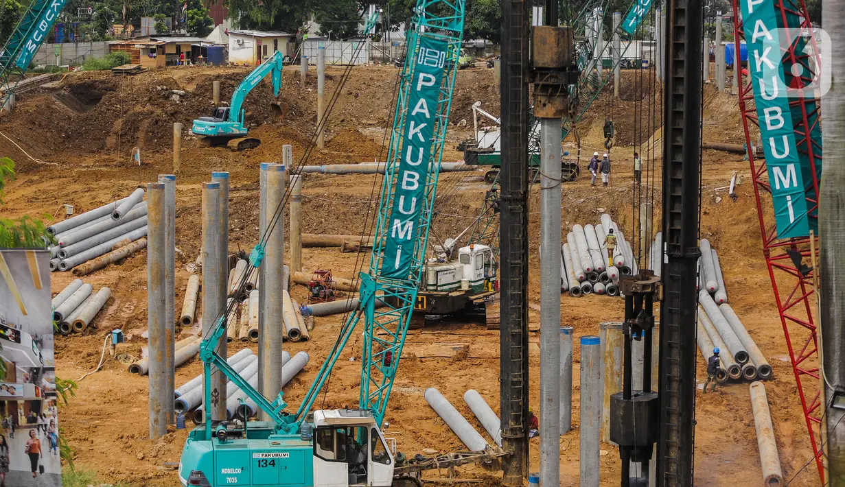 Aktivitas pekerja proyek pembangunan Pasar Senen Blok I dan II di kawasan Pasar Senen, Jakarta Pusat, Rabu (11/3/2020). Proyek pembangunan Pasar Senen Blok I dan II menghabiskan biaya Rp 900 miliar. (Liputan6.com/Faizal Fanani)