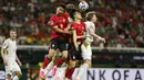 Duel udara pemain Korea Selatan dan Republik Ceko pada laga perdana Piala Dunia 2026 di Estadio Guadalajara, Meksiko, Jumat (12/6/2026) pagi WIB. (AFP/Ulises Ruiz)
