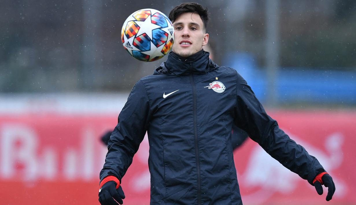 Gelandang RB Salzburg Nicolas Capaldo mengambil bagian dalam sesi latihan di Salzburg, Austria, 15 Februari 2022. RB Salzburg akan menjamu Bayern Munchen pada leg pertama babak 16 besar Liga Champions 2021/2022 di Stadion Red Bull Arena, Kamis (16/2/2022) dini hari WIB. (KERSTIN JOENSSON/AFP)