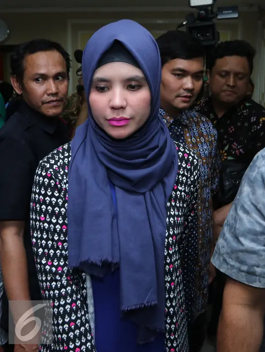Istri Indra Bekti, Aldilla Jelita saat menemani Indra Bekti ke KPI, Jakarta, Rabu (3/2/2016). Merasa terus dipojokkan, Indra Bekti membuat pengaduan kepada Komisi Penyiaran Indonesia Pusat . (Liputan6.com/Herman Zakharia)