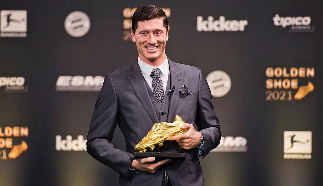 Robert Lewandowski juga unggul dari segi produktifitas mencetak gol dengan membuat 54 gol di semua kompetisi, sedangkan Lionel Messi hanya membuat 40 gol. Ketajaman Lewandowski ini pun menghasilkan gelar individu berupa Golden Shoe Eropa yang tergolong gelar individu. (fcbayern.com)