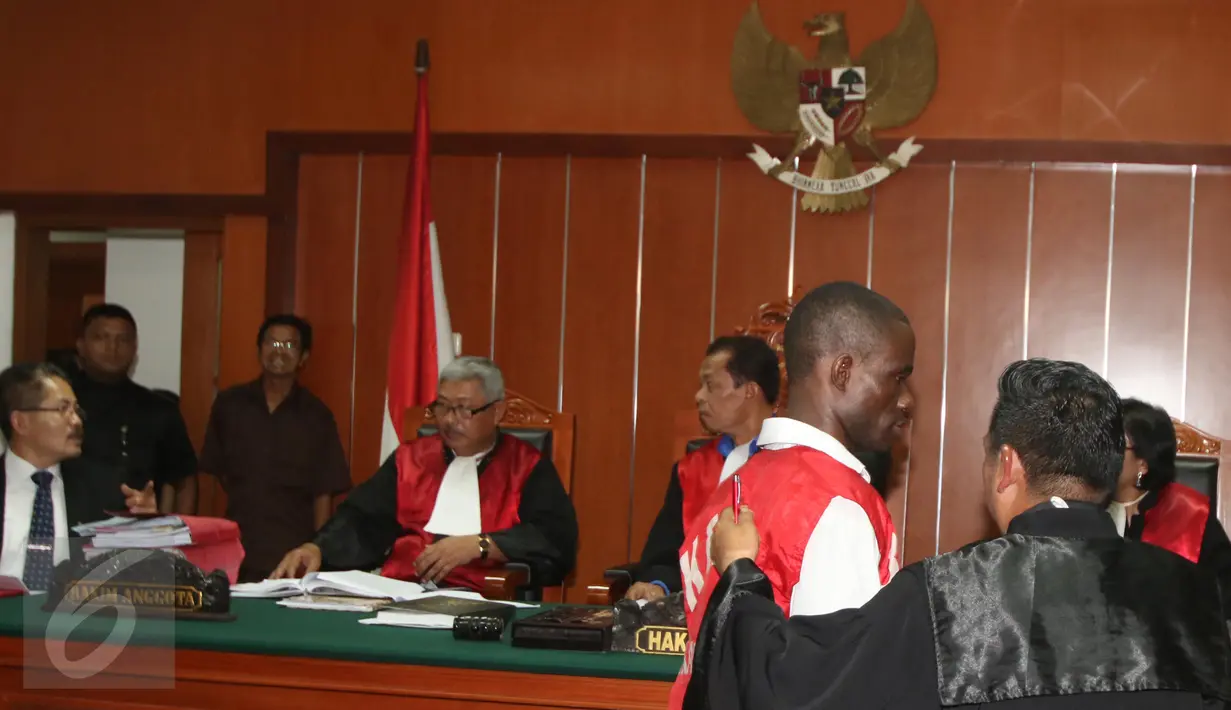 Terdakwa kasus narkotika sabu seberat 6,3 kg Arinze Petrus Eneh (kedua kanan) menjalani sidang vonis di PN Jakarta Barat, Jakarta, (18/5). Majelis Hakim  PN Jakarta Barat menjatuhkan vonis 20 tahun penjara kepada Arinze Petrus. (Liputan6.com/Helmi Afandi)