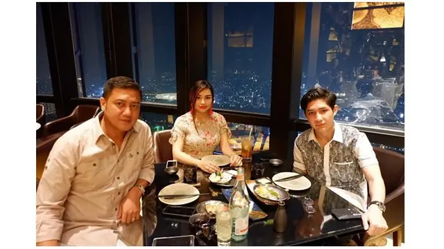 Makan malam bersama dengan ayah dan ibu tirinya, keluarga harmonis.