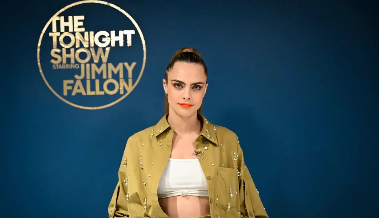 Cara Delevingne tampil berani dengan lipstik merah oranye. Penampilan berapi-api ini akan meninggalkan kesan abadi bagi penampilannya. Foto: Vogue.