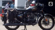 Tampilan Motor Royal Enfield milik mantan Gubernur Jawa Barat (Jabar) Ridwan Kamil yang disita penyidik Komisi Pemberantasan Korupsi (KPK) di Rumah Penyimpanan Benda Sitaan Negara (Rupbasan) pada Jumat (25/4/2025). (Liputan6.com/Herman Zakharia)