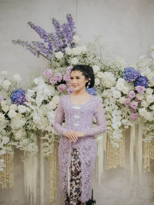 Penampilan anggun Erina Gudono di malam Midodareni. Kebaya ungu karya @anjiasmara yang dikenakan semakin mempertegas aura bahagia istri Kaesang itu. [@erinagudono].