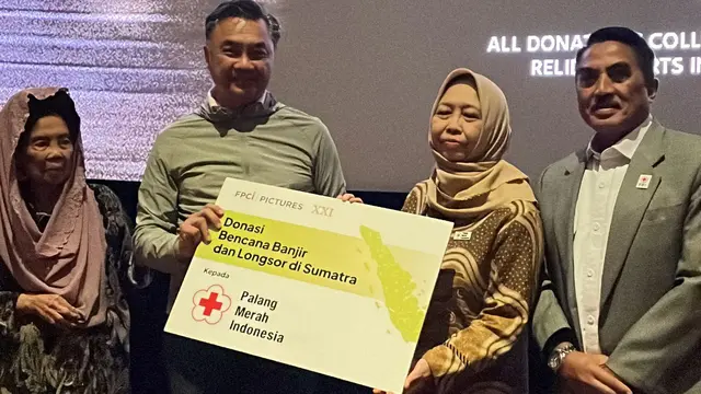 Serah terima dana bantuan bencana Sumatera dari Pendiri FPCI, Dino Patti Djalal, kepada PMI, di Plaza Senayan XXI, Tanah Abang, Jakarta Pusat, Kamis (18/12/2025). (Dok. FPCI).