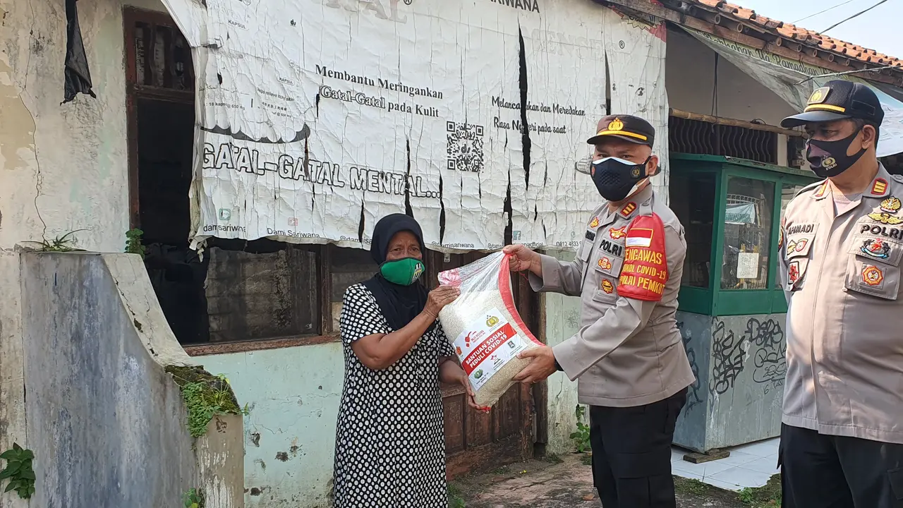 Cegah kelaparan di masa PPKM Darurat, Polsek Sawangan berikan bantuan sembako kepada warga kurang mampu.