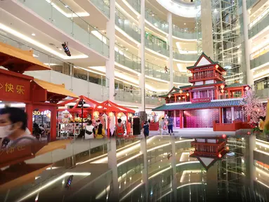 Suasana dekorasi sambut Tahun Baru China di Pluit Village Jakarta Utara (23/02/2022). Mengangkat tema Blooming Happiness salah satu mall yang dikelola Lippo Malls menampilkan dekorasi dengan konsep arsitektur tradisional chinesse yang didominasi dengan warna merah. (Liputan6.com/Fery Pradolo)