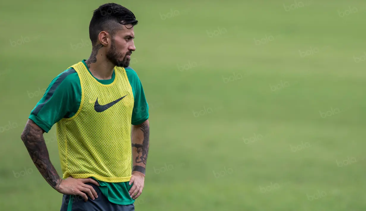 Gelandang Timnas Indonesia, Stefano Lilipaly, saat akan berlatih di Lapangan SPH Karawaci, Banten, Minggu (11/12/2016). Latihan ini merupakan persiapan jelang laga final Piala AFF 2016 melawan Thailand. (Bola.com/Vitalis Yogi Trisna)