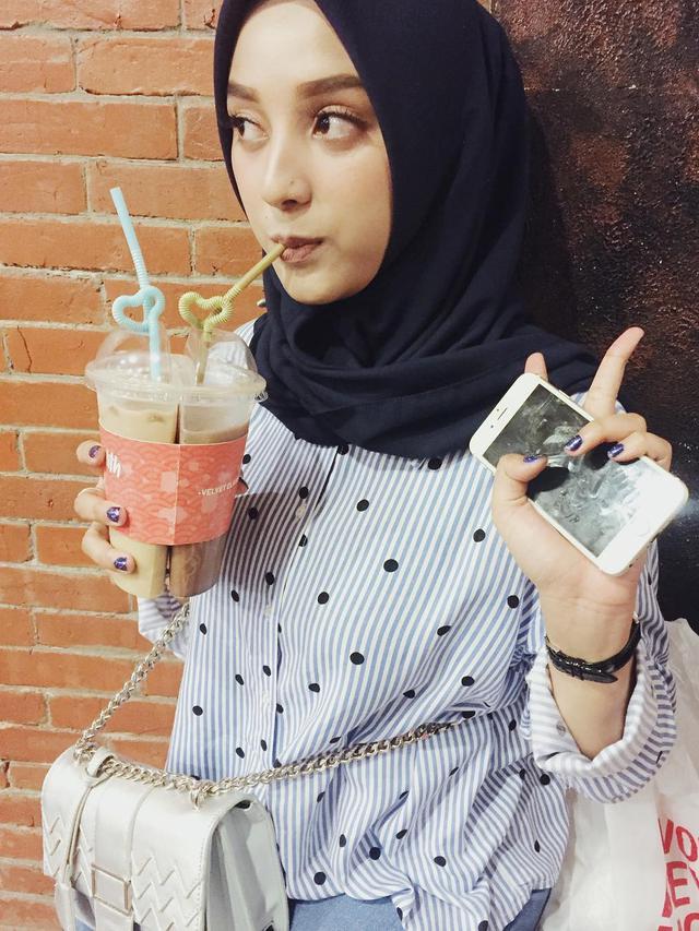 6 Foto Lawas Dinan Fajrina Istri Doni Salmanan, Curi Perhatian