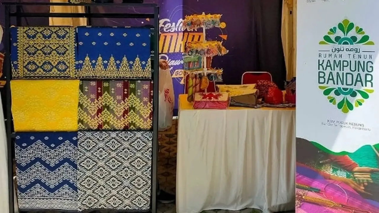 Hasil Tenun Kampung Bandar di Kecamatan Senapelan Pekanbaru.