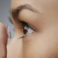 Hati-hati, 6 kesalahan yang membahayakan mata ini sering dilakukan pengguna lensa kontak. (Via: brighteyesoptique.com)