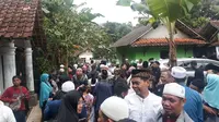 Ratusan pelayat mengantarkan Harry Moekti ke peristirahatan terakhirnya. (Liputan6.com/Achmad Sudarno)