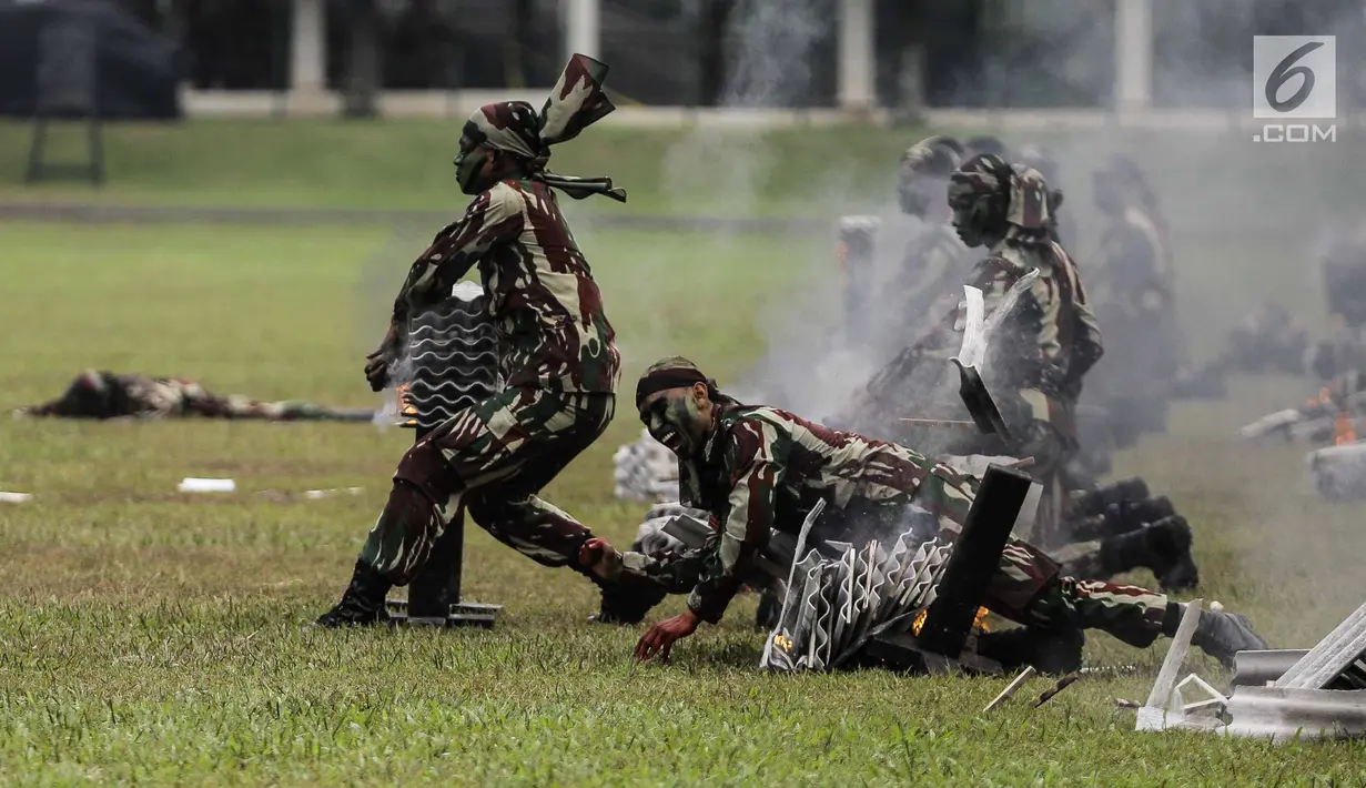 Personel Kopassus menunjukkan aksi bela diri saat upacara penyerahan satuan Komando Pasukan Khusus (Kopassus) dari Mayjen TNI Madsuni kepada Mayjen TNI Eko Margiyono di  Lapangan Mako Kopassus, Jakarta, Jumat (23/3). (Liputan6.com/Faizal Fanani)