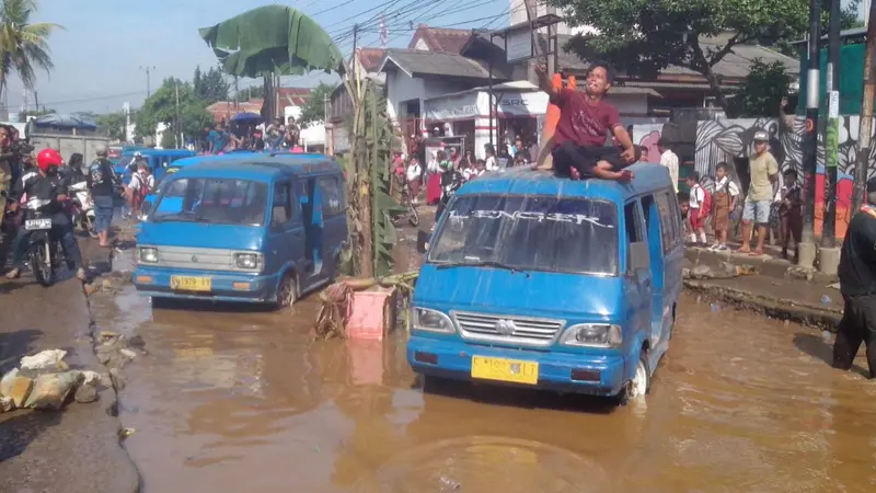 Jalan rusak di Kabupaten Bogor