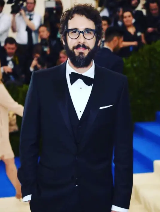 Lalu Josh Groban pun menuliskan bahwa jangan mendiskriminasi depresi karena hal itu bisa menjadi bibit seseorang melakukan bunuh diri. (instagram/joshgroban)