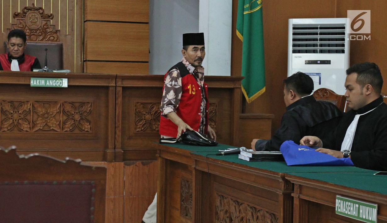 Gatot Brajamusti atau Aa Gatot saat menjalani sidang di PN Jakarta Selatan, Selasa (7/11). Dalam sidang ini Jaksa juga menghadirkan polisi yang melakukan penggeledahan di rumah Aa Gatot. (Liputan6.com/Herman Zakharia)