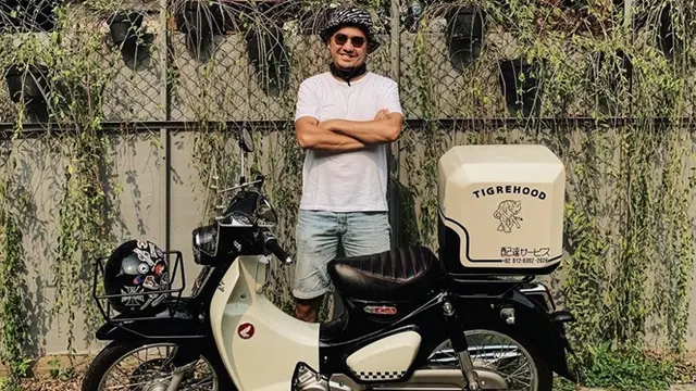 Akan Tur ke Indonesia Timur, Ini 7 Potret Ananda Omesh dan Motor Kesayangannya