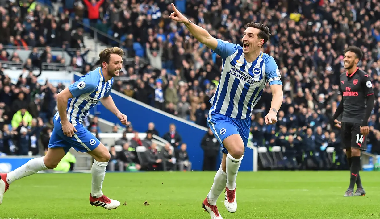 Gaya pemain Brighton,Lewis Dunk (tengah) merayakan golnya ke gawang Arsenal pada laga Premier League di American Express Community Stadium, Brighton, (4/3//2018). Arsenal kalah 1-2. (AFP/Glyn Kirk)