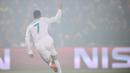 Bintang Real Madrid, Cristiano Ronaldo merayakan gol yang dicetaknya ke gawang PSG pada laga Liga Champions di Stadion Parc des Princes, Paris, Selasa (6/3/2018). PSG kalah agregat 2-5 dari Madrid. (AFP/Franck Fife)
