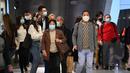 Orang-orang memakai masker di sistem Mass Transit Railway (MTR) di Hong Kong pada 27 Februari 2023. Mempertahankan aturan pandemi membuat Hong Kong paling berbeda di antara pusat keuangan global. Kota ini telah menurunkan sebagian besar pembatasan aturan penjemputan covid-19 di awal tahun. (AFP/Peter Parks)