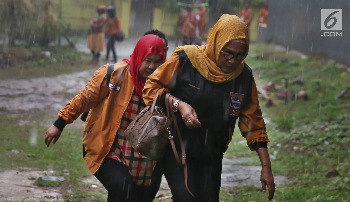 Sejumlah kader Partai Hanura versi Sariffudin Sudding saat melakukan Long March dari DPP Partai Hanura menuju kediaman Dewan Pembina Partai Hanura Wiranto di Cipayung, Jakarta, Kamis (18/1). (Liputan6.com/JohanTallo)