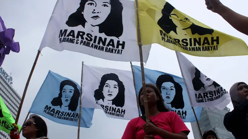 Puluhan Buruh Wanita Kibarkan bendera Marsinah di Bundaran HI