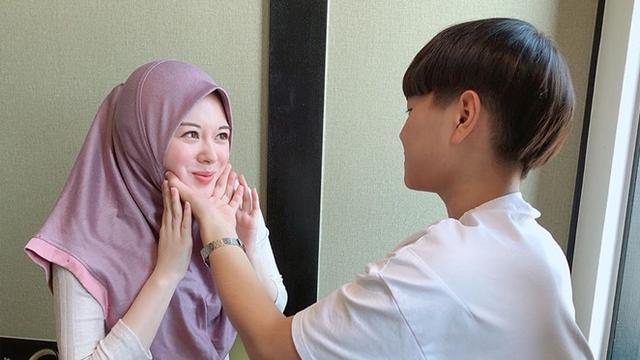 5 Potret Kebersamaan Ayana Moon dan Adiknya yang Juga Jadi Mualaf