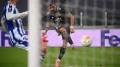 Manchester United membuka keunggulan pada menit ke-27 lewat aksi Bruno Fernandes memanfaatkan umpan terobosan dari Marcus Rashford. (Foto: AFP/Marco Bertorello)