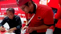 Kepala Pusat Analisa dan Pengendali Situasi Partai (Situation Room) PDI Perjuangan, Muhammad Prananda Prabowo menyampaikan terimakasih kepada media. (Liputan6.com/Putu Merta Surya Putra)
