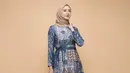 <p>Iskanti Daarya tunik didominasi warna biru bermotif ini bisa dipadukan dengan pallazo pants warna pink yang serasi dengan warna kerudungnya. Credit: Blibli</p>