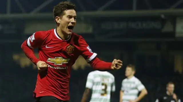 Ander Herrera gelandang Manchester United memperlihatkan kemampuan menjadi seorang kiper handal saat sesi latihan bersama MU.