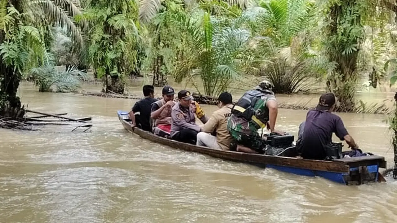 Evakuasi dan distribusi logistik Pilkada dari TPS yang terendam banjir ke lokasi aman.