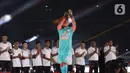 Kiper Persija Adixi Lizivio saat menunjukkan jersey baru Persija di SUGBK, Jakarta, Minggu (23/2/2020). Hijau digunakan kiper Persija sebagai jersey ketiga. (Liputan6.com/Angga Yuniar)