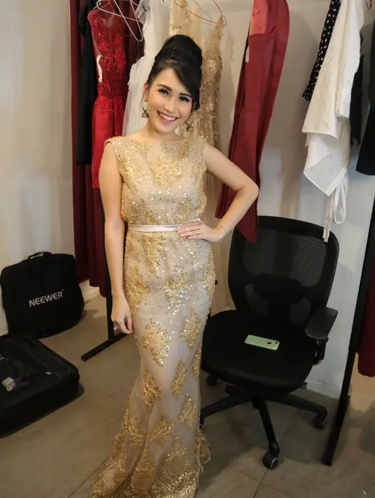 "Kalau gue mau menikah juga ntar elu-elu pada tau. Gue jadi engga usah ngomong ABCD, diem aje. Entar juga kalau Tuhan ngasih jodoh yang baik, ntar pasti keliatan," lanjutnya. (Adrian Putra/Bintang.com)